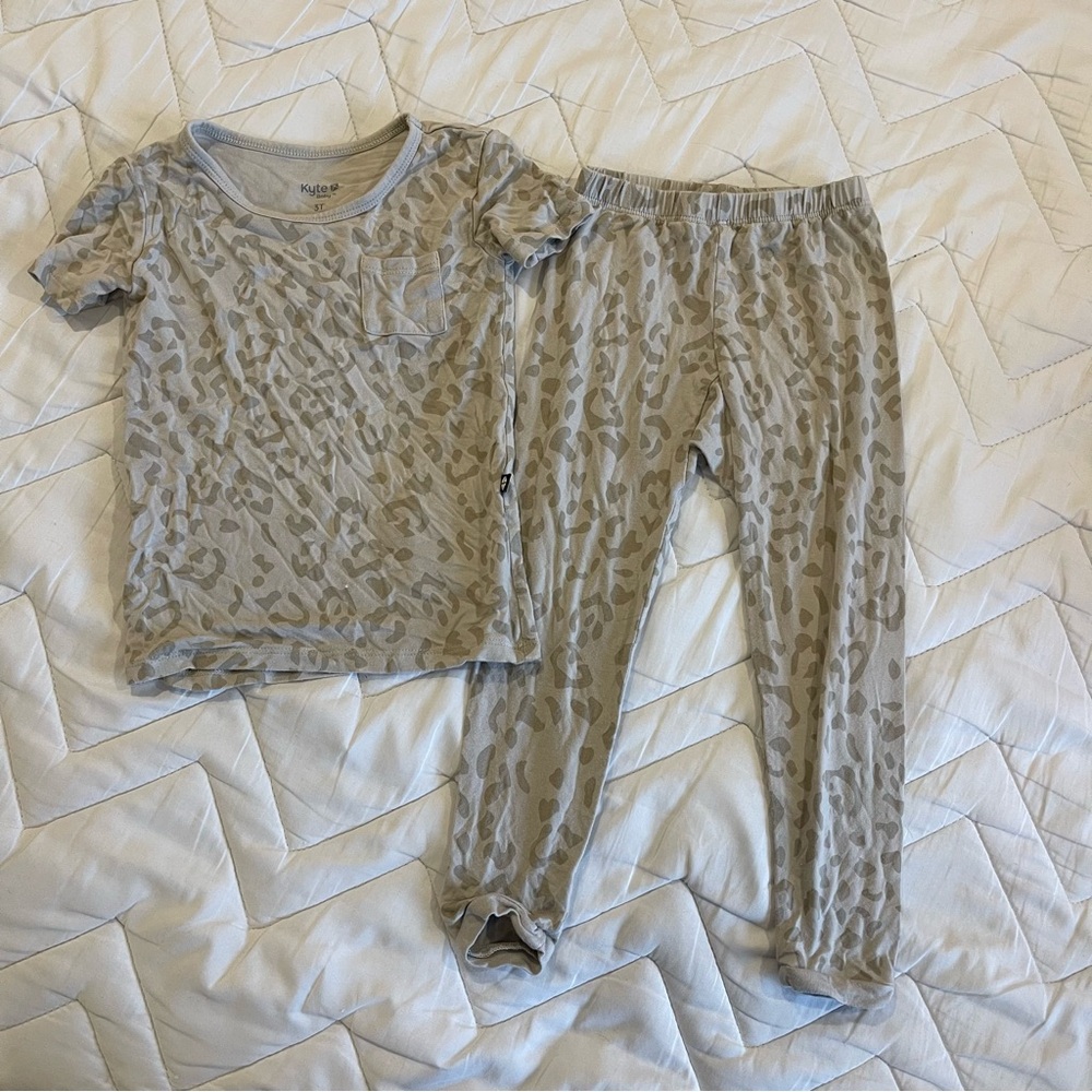 Kyte Baby Short Sleeve PJ Pant Set Oat Leopard - 3T